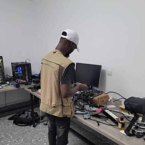 Technicien Génie-iTech au travail dans l'atelier