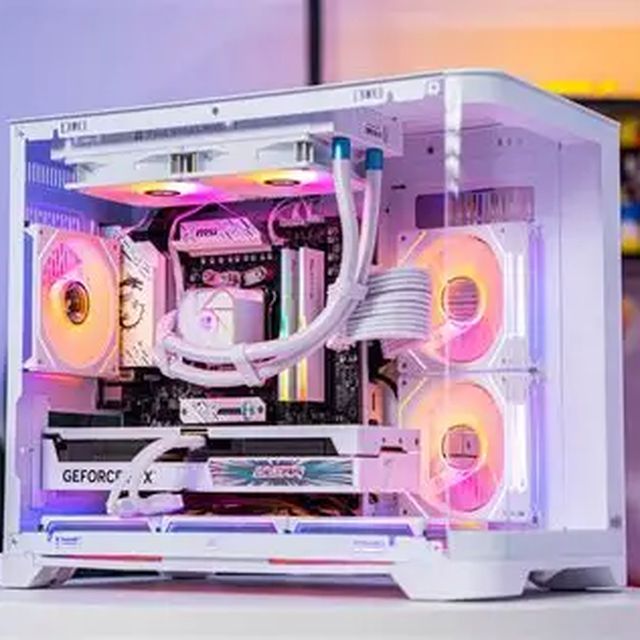 PC Gamer blanc RGB avec watercooling monté par Génie-iTech