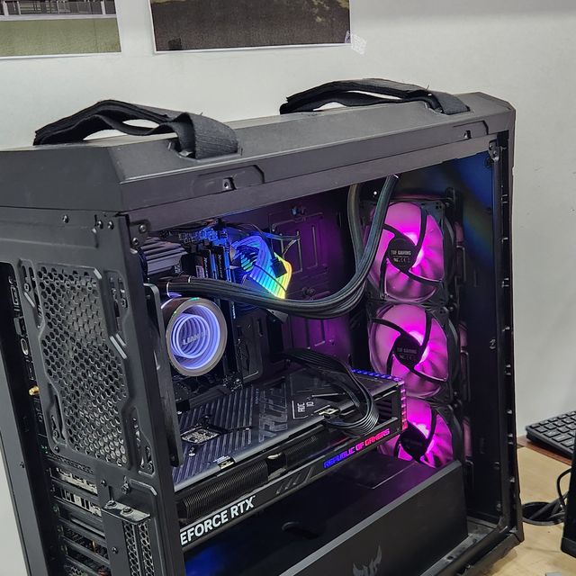 PC Gamer TUF Gaming avec carte RTX et éclairage RGB rose monté par Génie-iTech